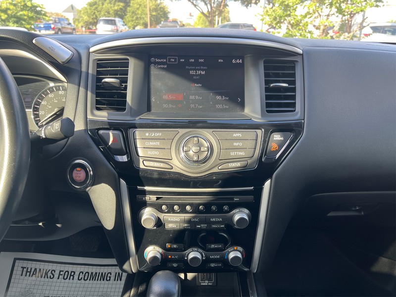 Nissan Pathfinder Vehicle Full-screen Gallery Image 12