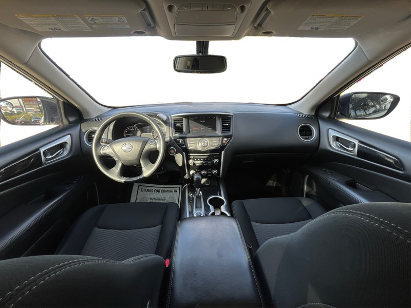 Nissan Pathfinder Vehicle Full-screen Gallery Image 16
