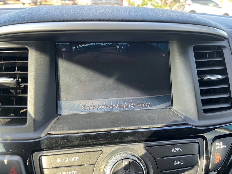 Nissan Pathfinder Vehicle Full-screen Gallery Image 17