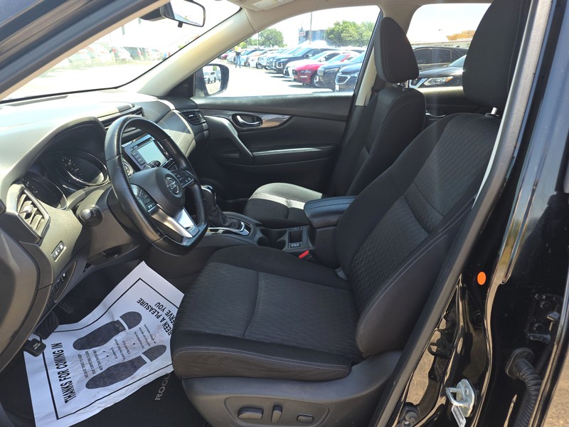 Nissan Rogue Vehicle Full-screen Gallery Image 9
