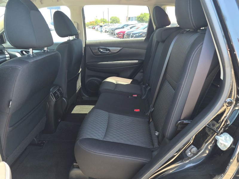 Nissan Rogue Vehicle Full-screen Gallery Image 10