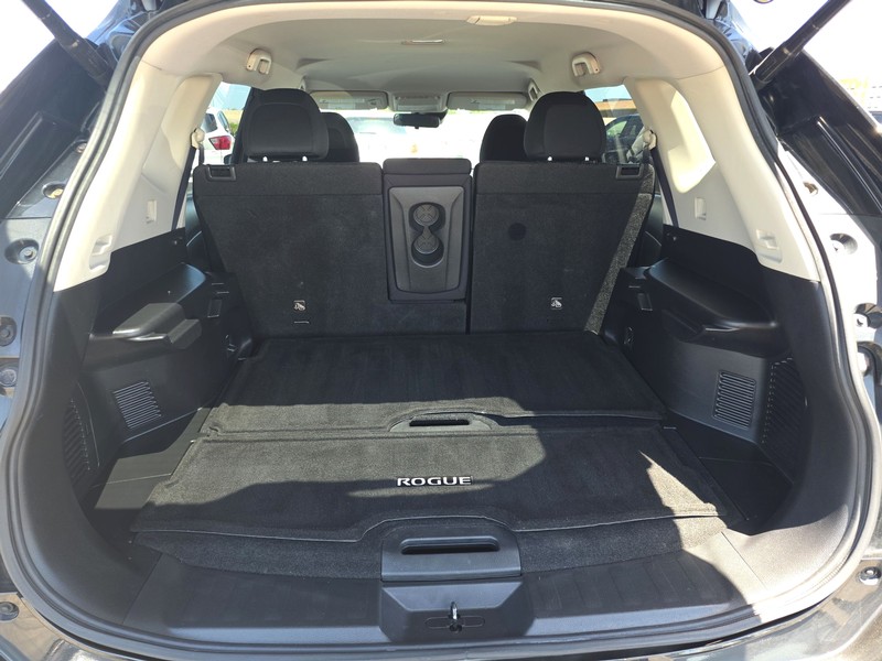 Nissan Rogue Vehicle Full-screen Gallery Image 11