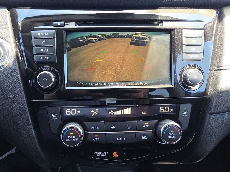 Nissan Rogue Vehicle Full-screen Gallery Image 17