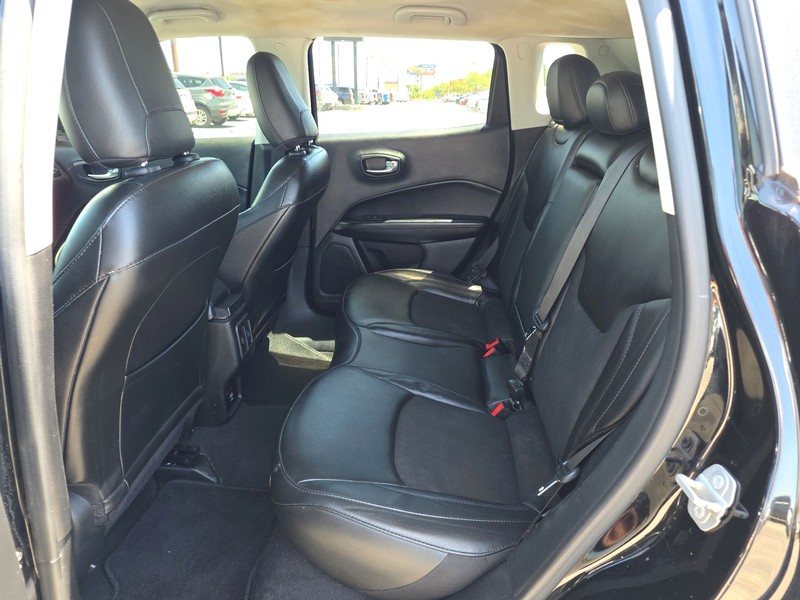 Jeep Compass Vehicle Full-screen Gallery Image 10