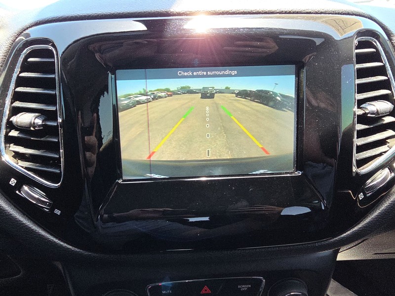 Jeep Compass Vehicle Full-screen Gallery Image 17