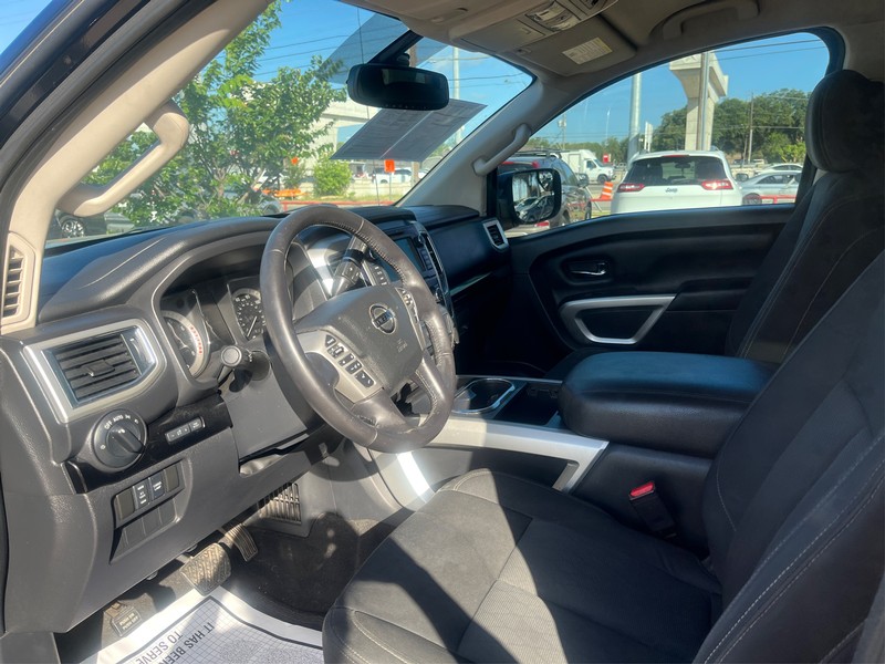 Nissan Titan Vehicle Full-screen Gallery Image 09
