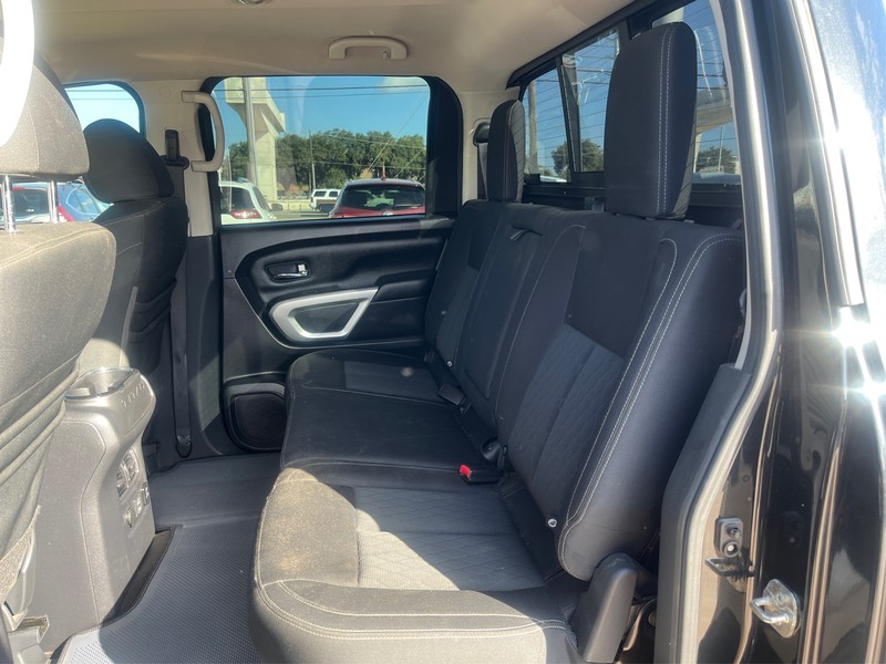 Nissan Titan Vehicle Full-screen Gallery Image 10