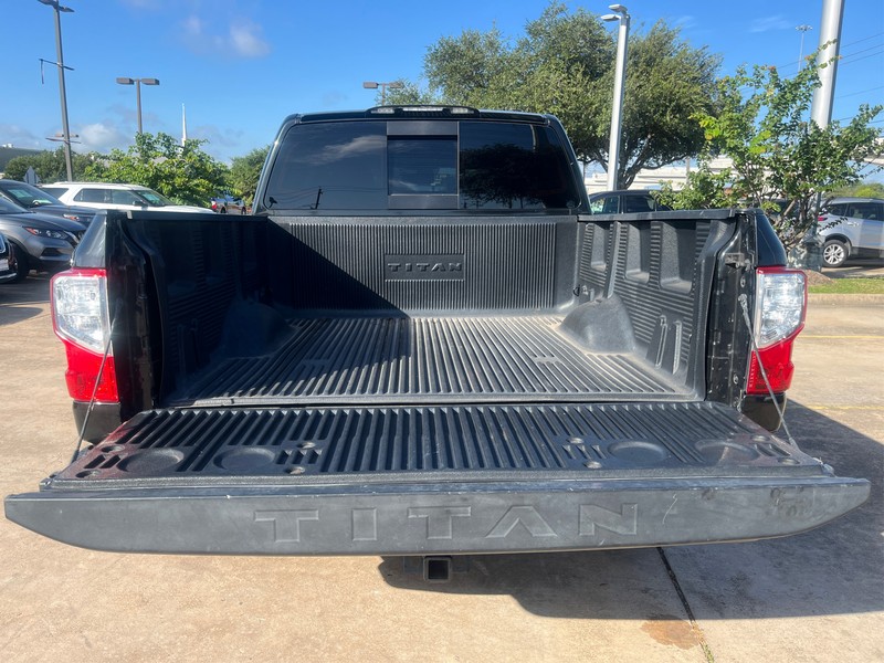 Nissan Titan Vehicle Full-screen Gallery Image 11