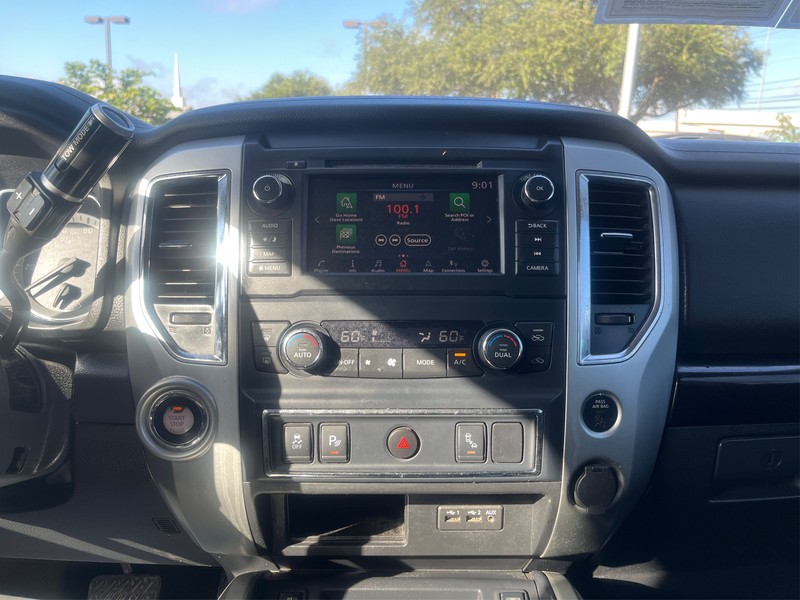 Nissan Titan Vehicle Full-screen Gallery Image 12