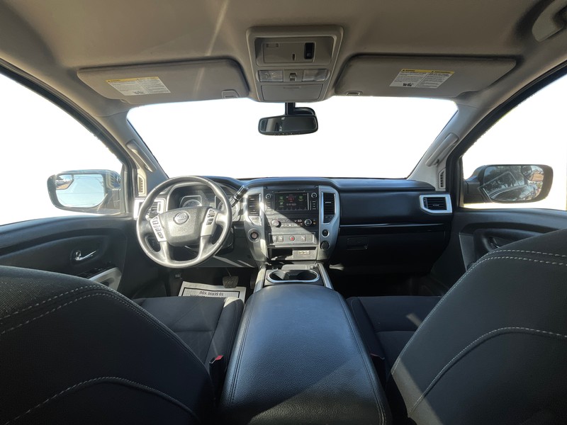 Nissan Titan Vehicle Full-screen Gallery Image 15