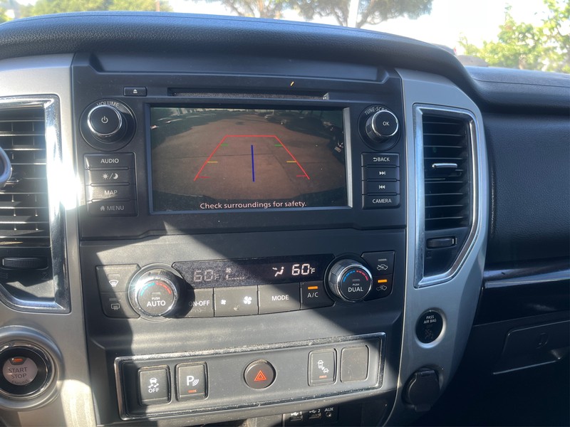 Nissan Titan Vehicle Full-screen Gallery Image 17