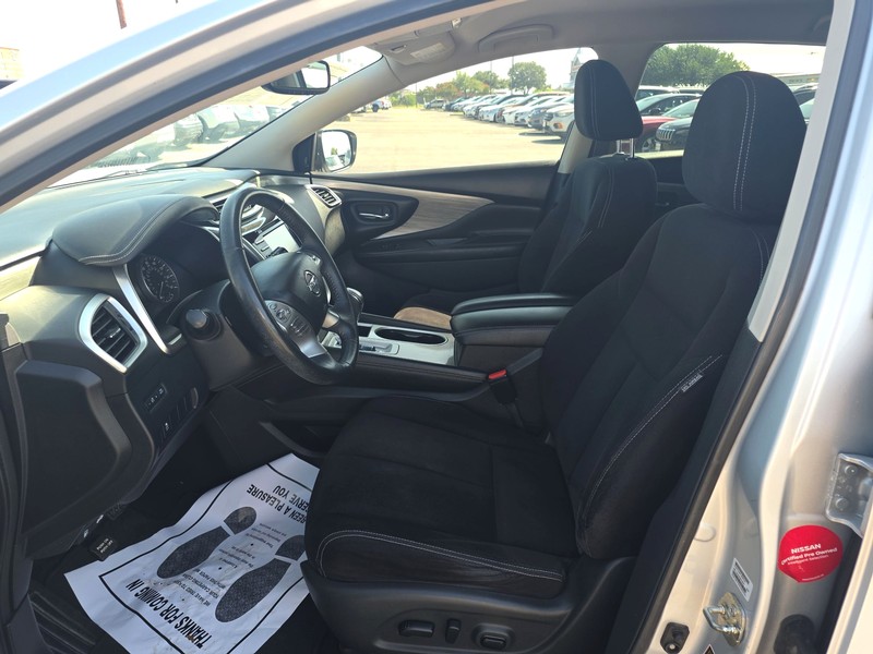 Nissan Murano Vehicle Full-screen Gallery Image 09