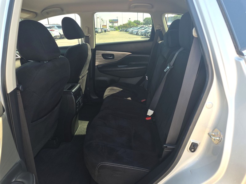 Nissan Murano Vehicle Full-screen Gallery Image 10