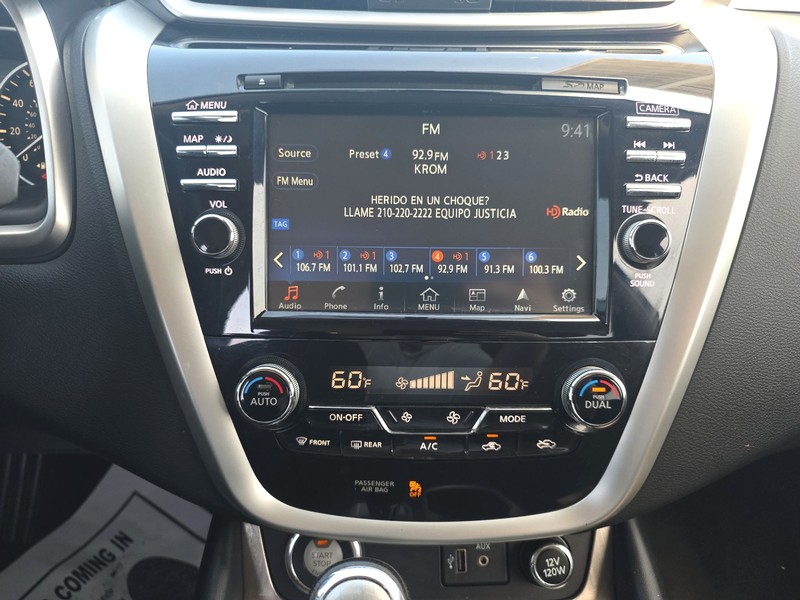 Nissan Murano Vehicle Full-screen Gallery Image 12