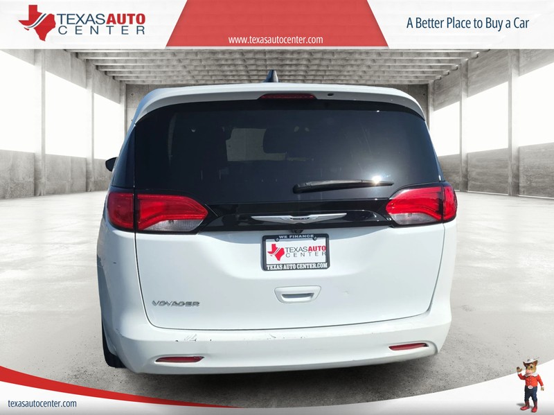 Chrysler Voyager Vehicle Full-screen Gallery Image 06