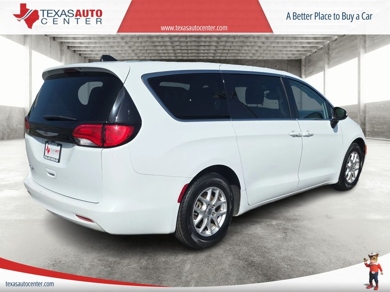Chrysler Voyager Vehicle Full-screen Gallery Image 07