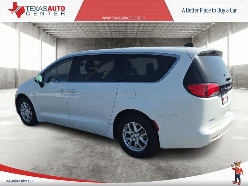 Chrysler Voyager Vehicle Full-screen Gallery Image 08
