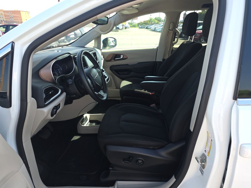 Chrysler Voyager Vehicle Full-screen Gallery Image 09