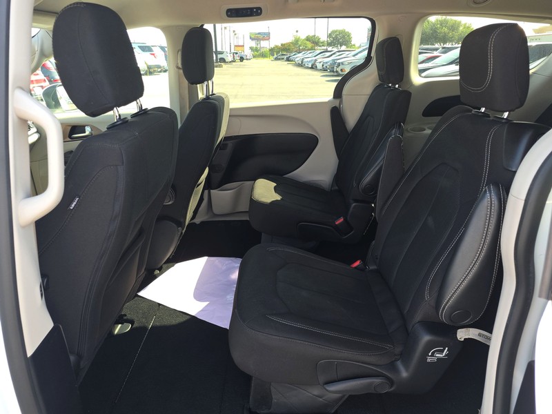 Chrysler Voyager Vehicle Full-screen Gallery Image 10