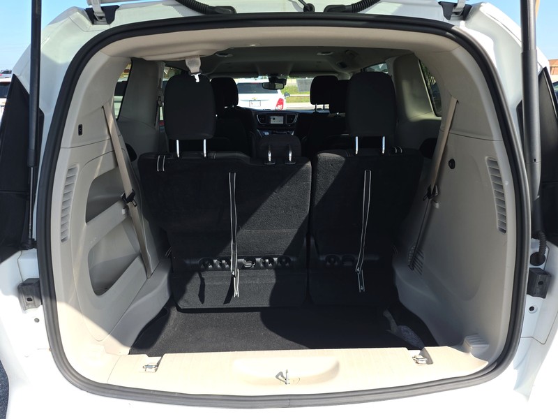 Chrysler Voyager Vehicle Full-screen Gallery Image 11