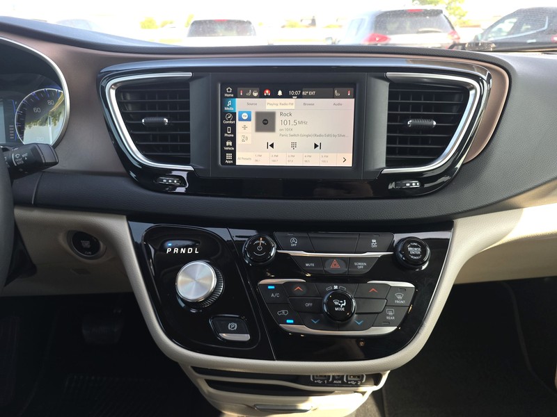 Chrysler Voyager Vehicle Full-screen Gallery Image 12