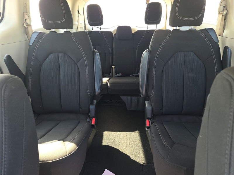 Chrysler Voyager Vehicle Full-screen Gallery Image 13