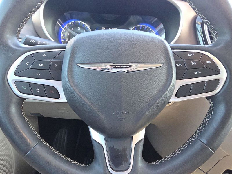 Chrysler Voyager Vehicle Full-screen Gallery Image 14