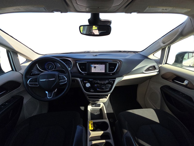 Chrysler Voyager Vehicle Full-screen Gallery Image 15