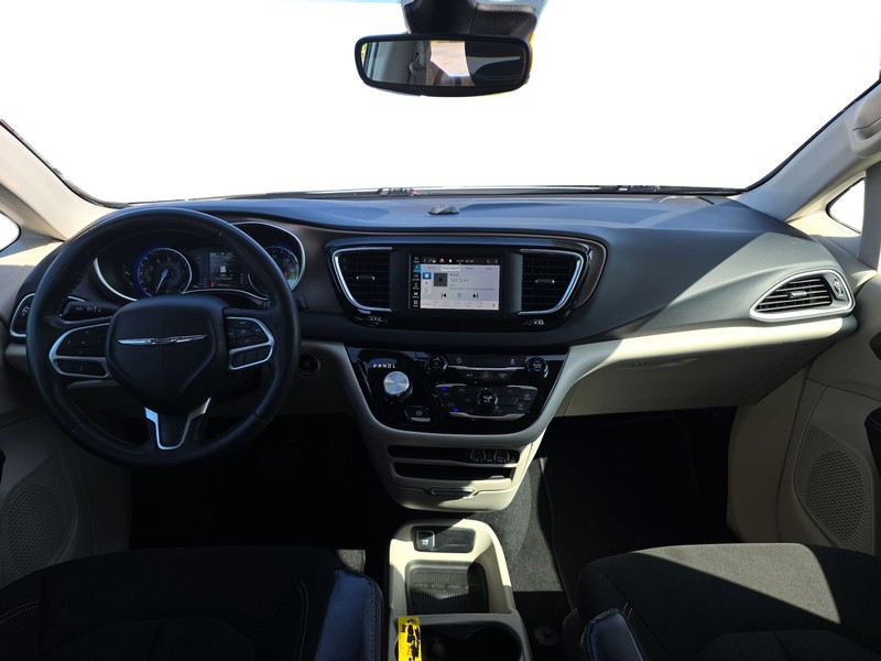 Chrysler Voyager Vehicle Full-screen Gallery Image 16