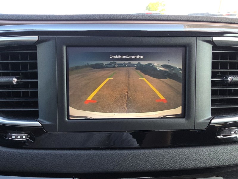 Chrysler Voyager Vehicle Full-screen Gallery Image 17