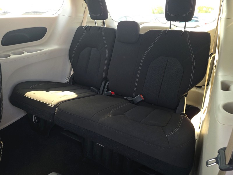 Chrysler Voyager Vehicle Full-screen Gallery Image 18