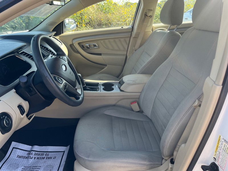 Ford Taurus Vehicle Full-screen Gallery Image 09
