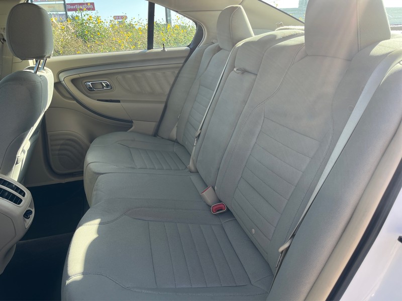 Ford Taurus Vehicle Full-screen Gallery Image 10