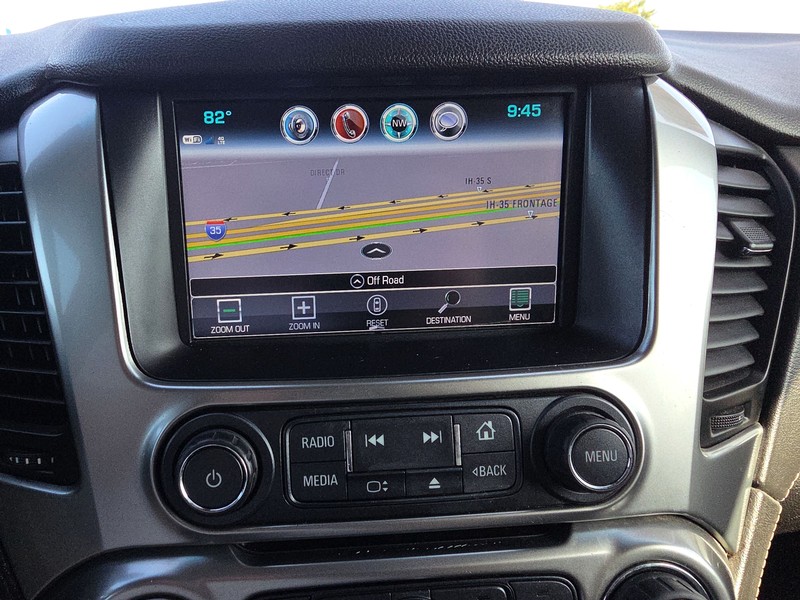 Chevrolet Suburban Vehicle Full-screen Gallery Image 17