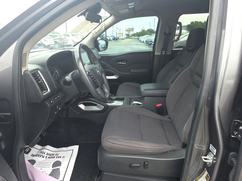 Nissan Frontier Vehicle Full-screen Gallery Image 09