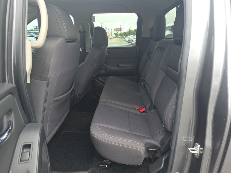 Nissan Frontier Vehicle Full-screen Gallery Image 10