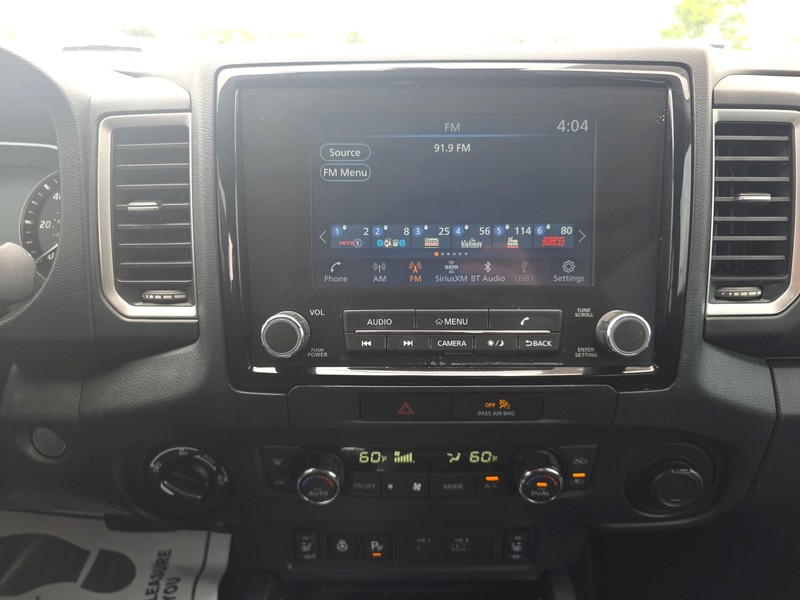Nissan Frontier Vehicle Full-screen Gallery Image 11