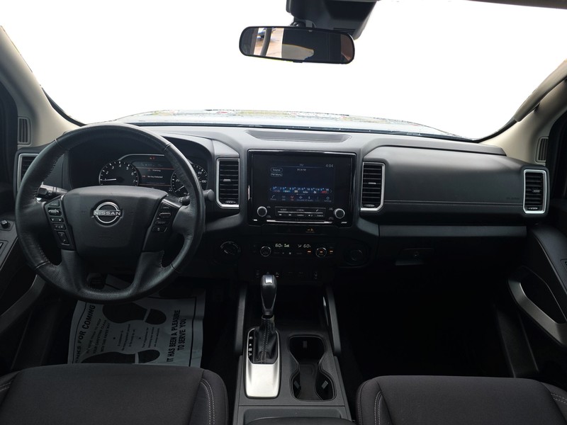 Nissan Frontier Vehicle Full-screen Gallery Image 15