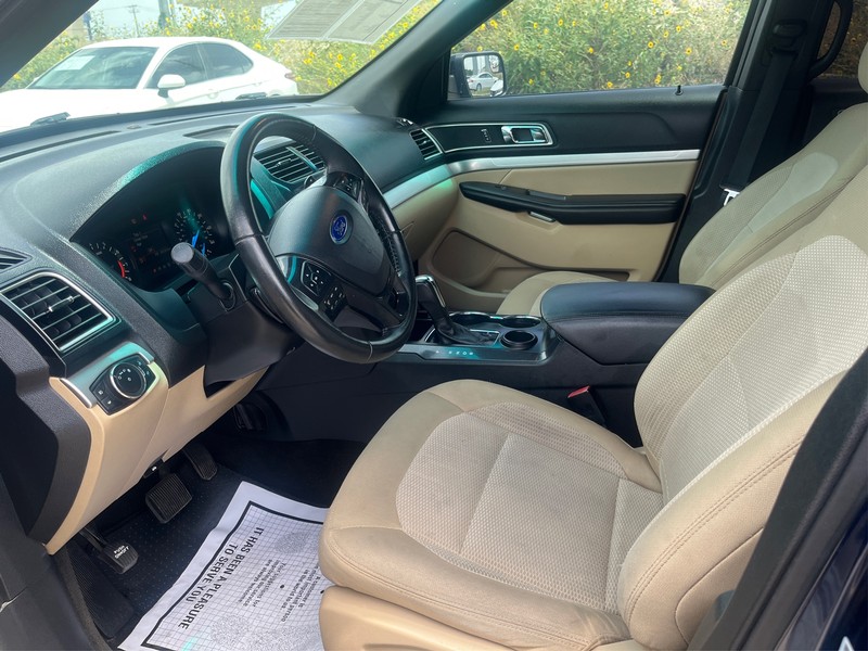 Ford Explorer Vehicle Full-screen Gallery Image 08