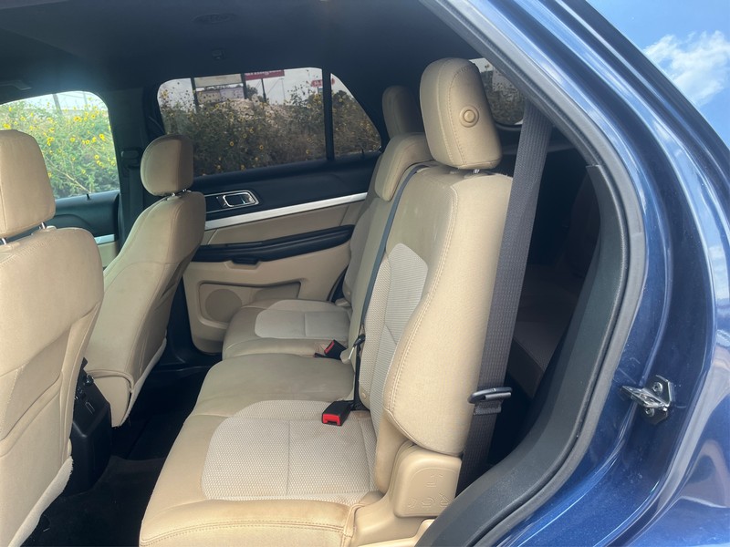 Ford Explorer Vehicle Full-screen Gallery Image 09