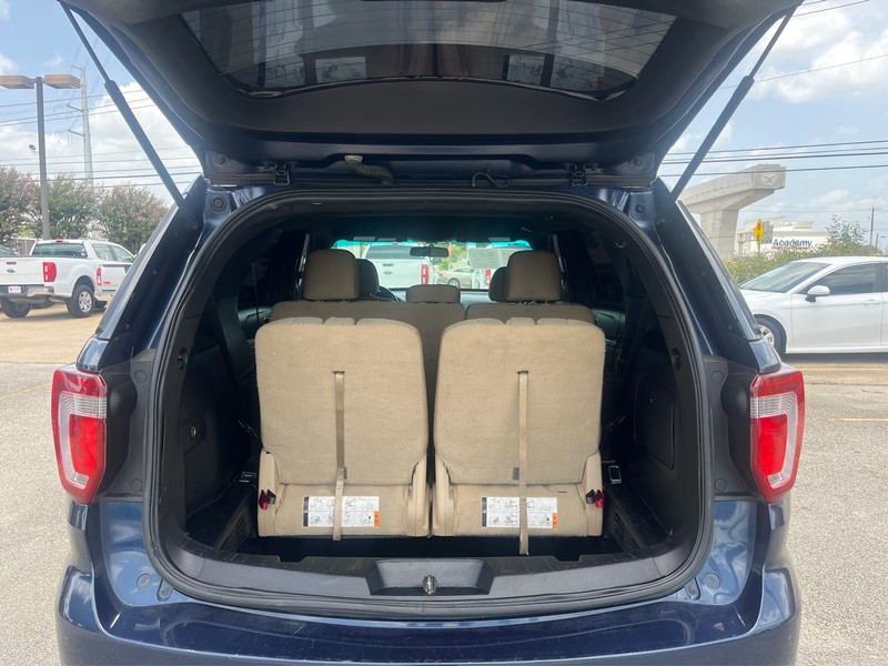 Ford Explorer Vehicle Full-screen Gallery Image 10