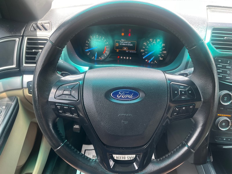 Ford Explorer Vehicle Full-screen Gallery Image 13