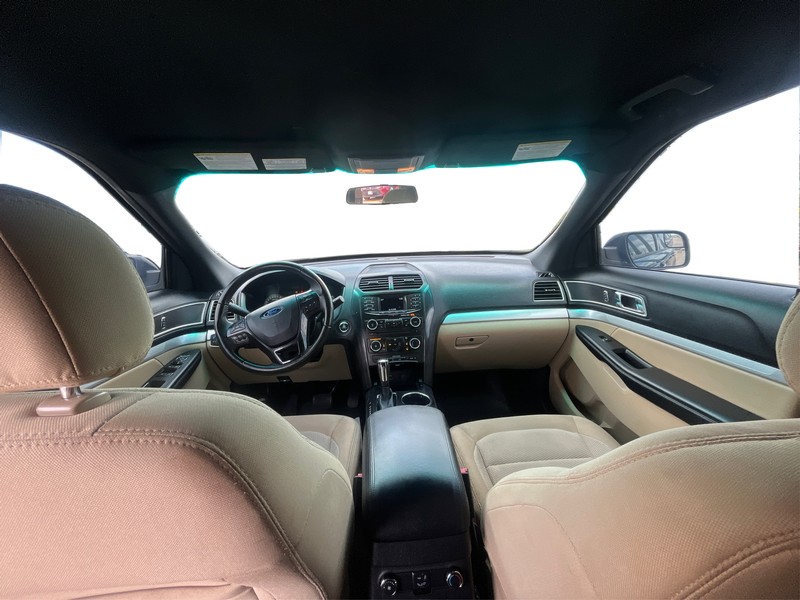 Ford Explorer Vehicle Full-screen Gallery Image 15