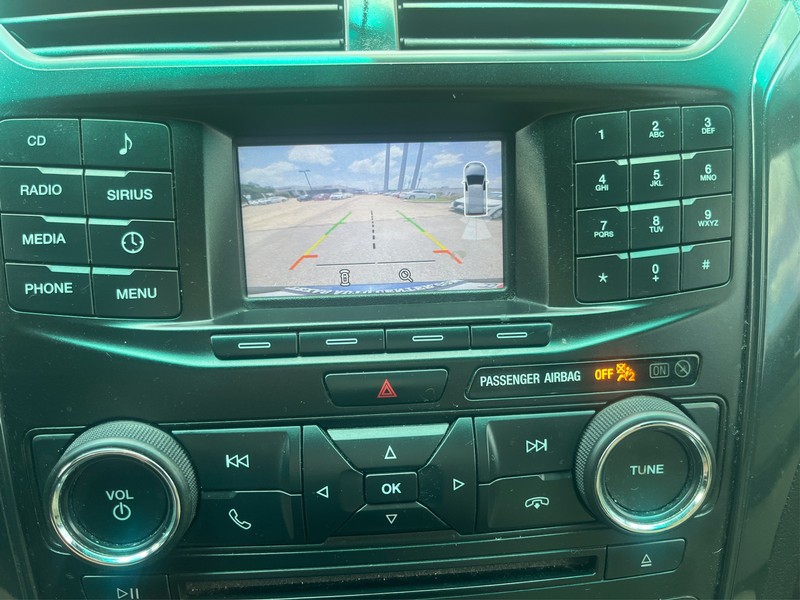Ford Explorer Vehicle Full-screen Gallery Image 16