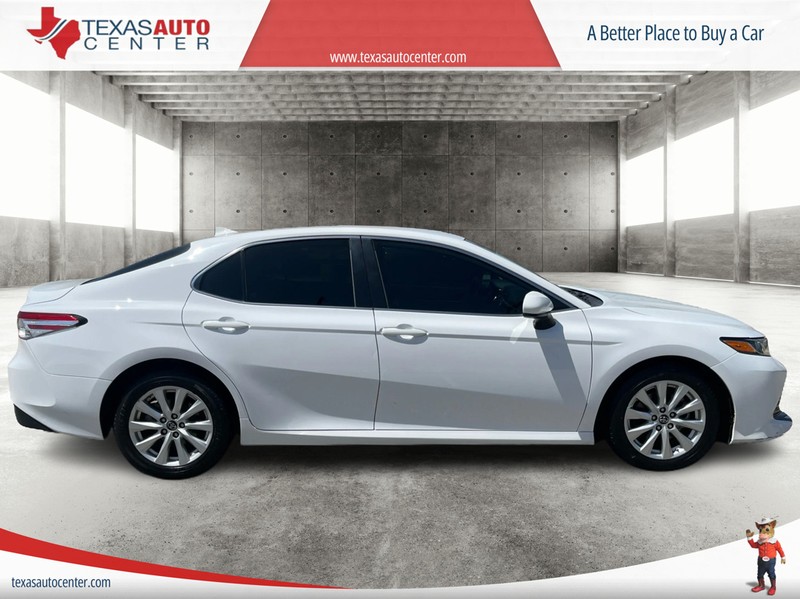 Toyota Camry Vehicle Full-screen Gallery Image 04