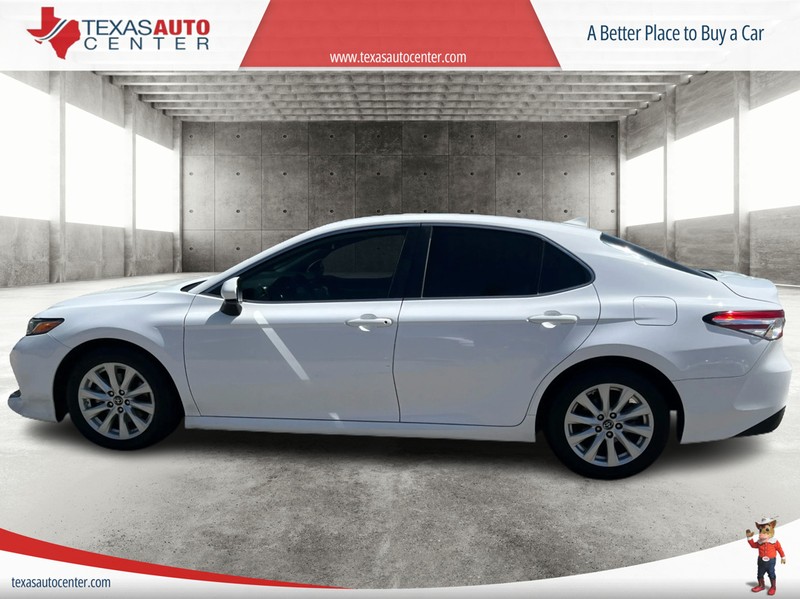 Toyota Camry Vehicle Full-screen Gallery Image 05