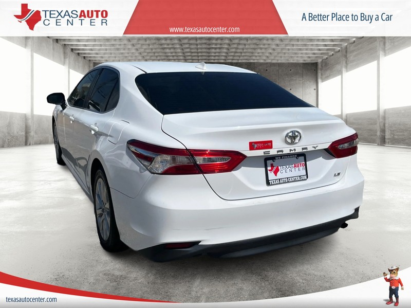 Toyota Camry Vehicle Full-screen Gallery Image 08