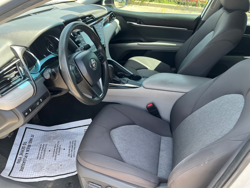 Toyota Camry Vehicle Full-screen Gallery Image 09