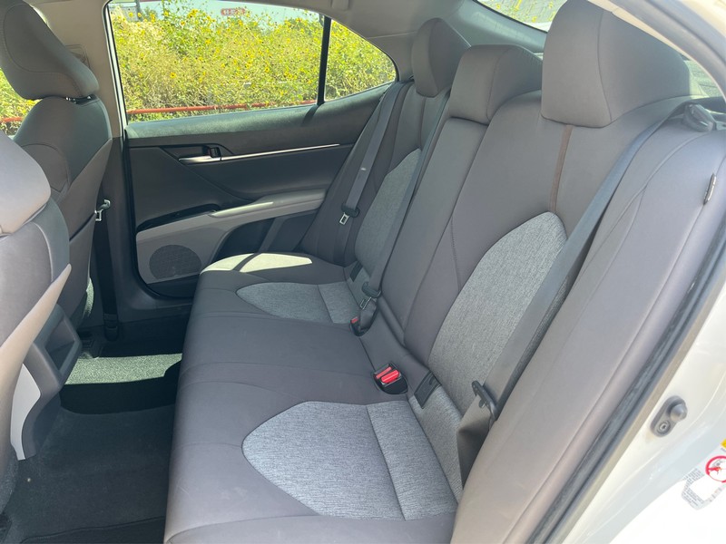 Toyota Camry Vehicle Full-screen Gallery Image 10