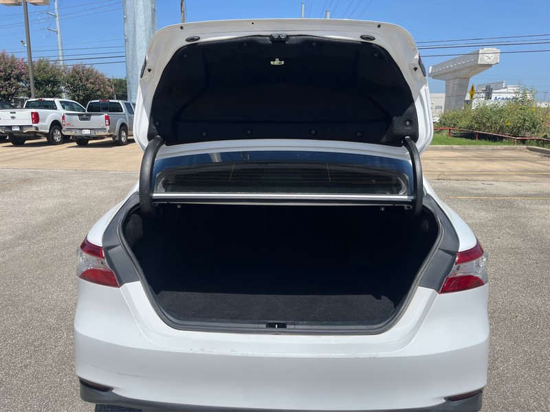 Toyota Camry Vehicle Full-screen Gallery Image 11